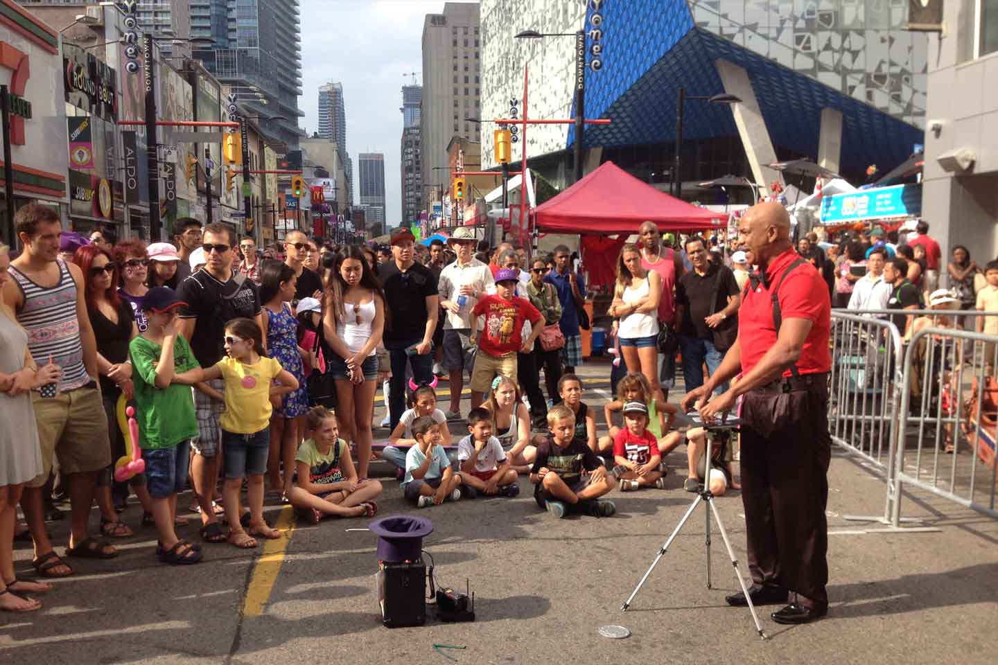 Image of Andrew Eland performing at Buskerfest in Toronto, Canada